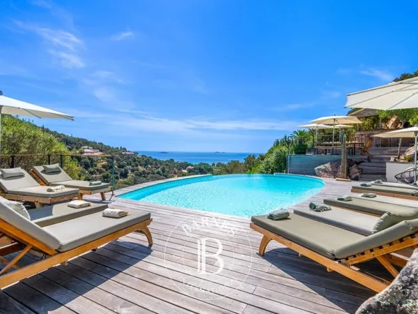 Palombaggia, villa 5 chambres, piscine, vue mer et montagnes