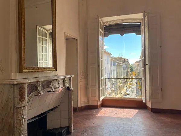 AVIGNON - RUE SAINT ETIENNE - GRAND APPARTEMENT DE CARACTÈRE