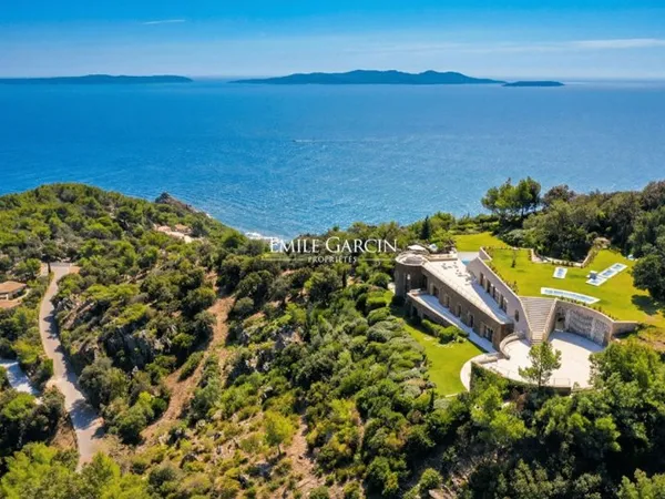 Propriété d'exception à louer au Cap Bénat face aux îles de Port-Cros