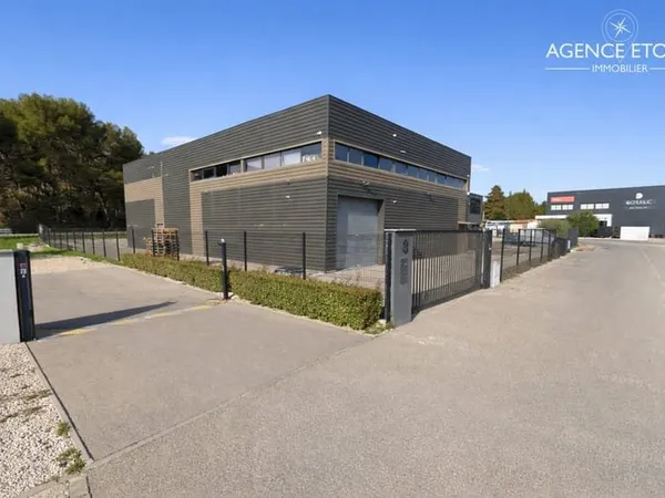 Local d'activité de 330m2 - Pelissanne