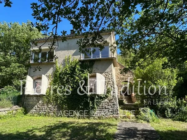 Apt, à deux pas du centre-ville, maison avec jardin avec beau potentiel