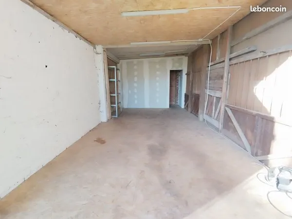Local 25m² au sol + 20m mezzanine