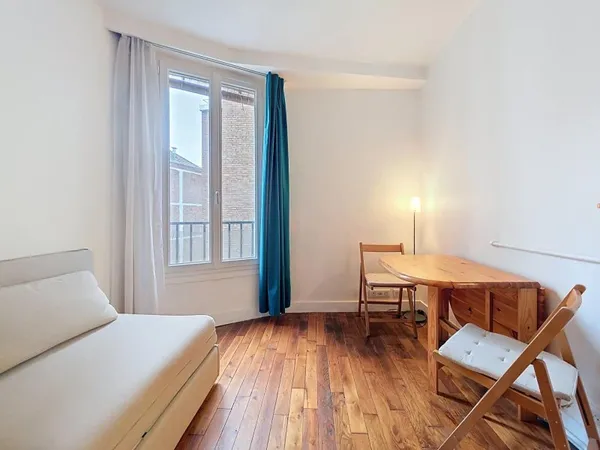 STUDIO AVEC LIT MEZZANINE PARFAIT ETAT