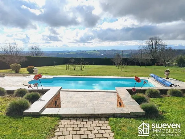 Villa de standing de 175m² sur terrain arboré et piscine avec