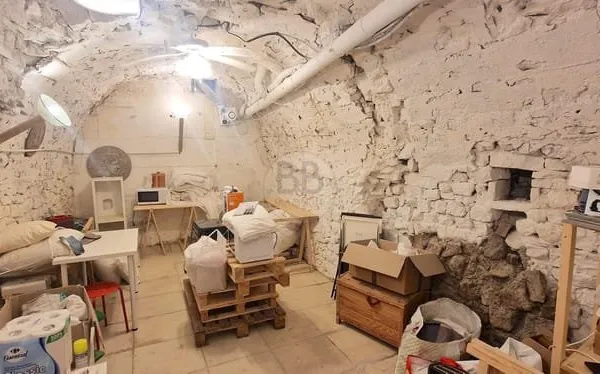 FREJUS CENTRE HISTORIQUE CAVE DE 35 M2