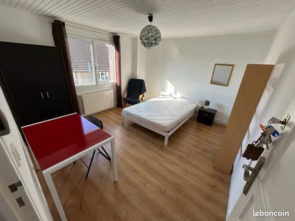 Grande Chambre meublée