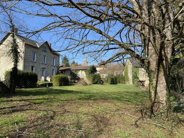 Bel ensemble immobilier en pierre situé au coeur du village