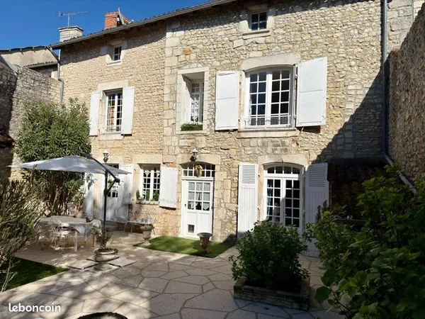 Maison en pierre de 1765 - 228m2 - Jardin 1397 m2 - Dépendances - Plein centre Chauvigny