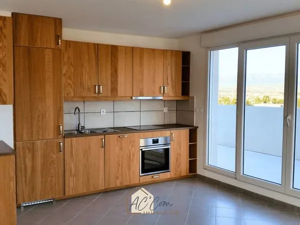 À vendre Superbe appartement T3/4 avec terrasse + 2 box pr
