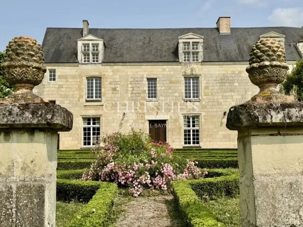 Hotel particulier au coeur de la vallée de la Loire avec grand ja