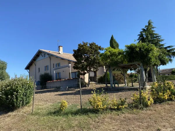 Propriété sur 2.2 hectares avec dépendances et étang.