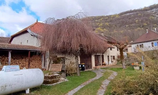 Maison de campagne avec dépendances ? Marchamp (01680)