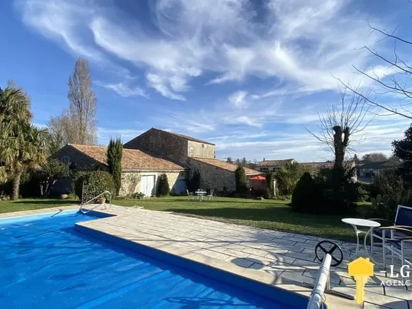 Maison charentaise de 191 m2, piscine, dépendances dans un j