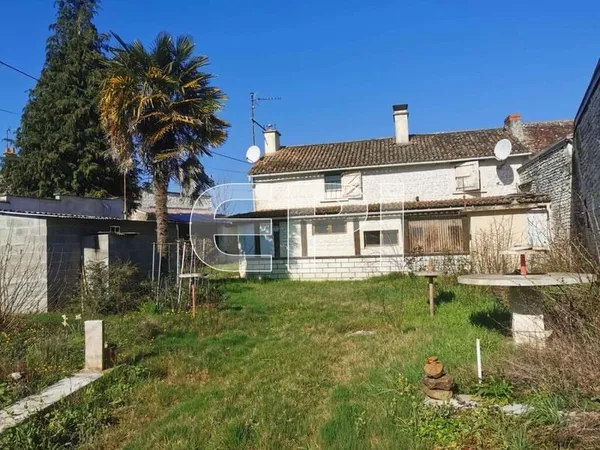 Réf 8138. La Tour-Saint-Gelin, maison de 160 m² avec 4 700 m²