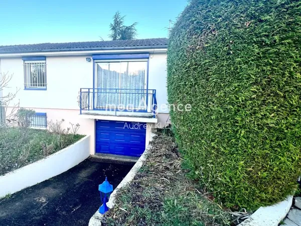 Maison lumineuse avec jardin, véranda et sous-sol total - Un havre de paix à Champigny