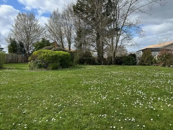 Terrain 500 m² viabilisé - Hors lotissement - Léognan