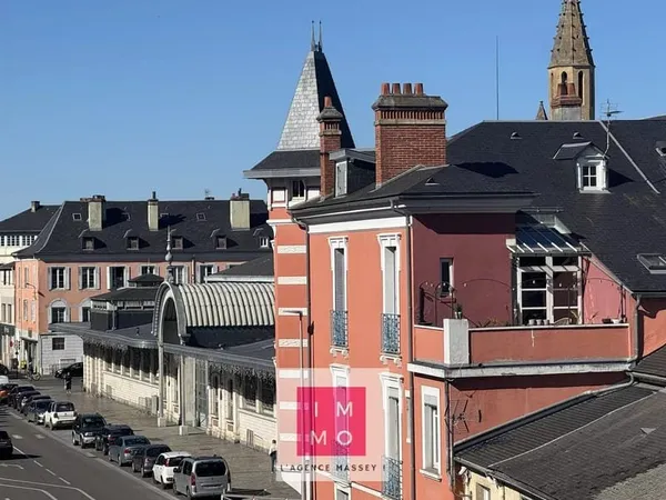 À deux pas de la place Marcadieu, découvrez ce bel appartement en duplex de type 4, d'une superficie