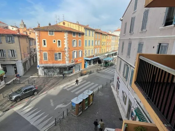 LA SEYNE SUR MER A 2 pas du port dans immeuble avec ascenseur Appartement T4 avec balcon et parking 