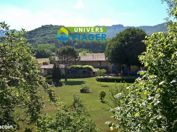 Maison 11 pièces 371 m²