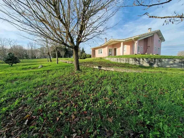 Maison (156m2) avec grand garage (150m2) sur terrain arboré
