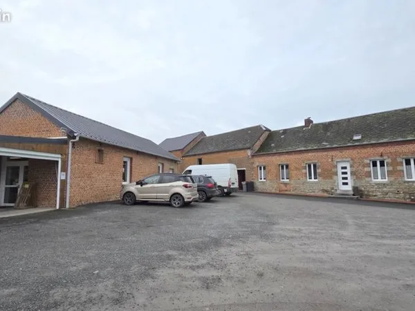 Ensemble immobilier comprenant une fermette à rénover, un local commercial, un hangar et 1 hectare d