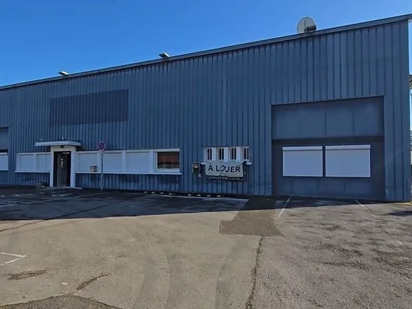 LONS ZI. Local activité 700 m2 + 30 parkings sur terrain clôturé 1 800 m2
