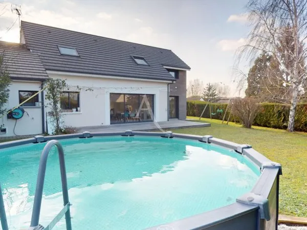 Maison familiale individuelle contemporaine avec jardin, piscine hors sol et suite parentale