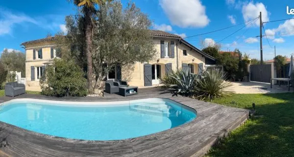 : Maison en pierre de 205 m² : Charme, Piscine et 5 chambres à Prignac-et-Marcamps
