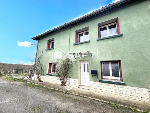 Grande maison familiale en pierre rénovée : 3 chambres, 1 salle d'eau, jardin et spacieux garage.