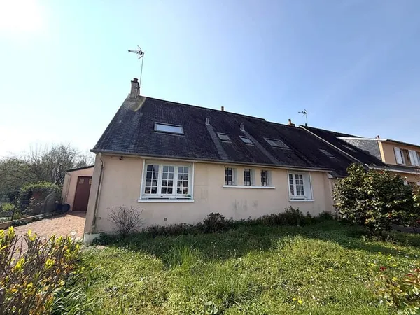 Spacieuse maison avec jardin et garages.