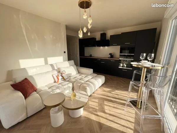 Magnifique T2 avec terrasse, piscine et garage. Résidence récente 2019