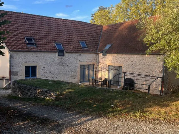 Longère rénovée sur 2000m² de terrain avec dépendance.