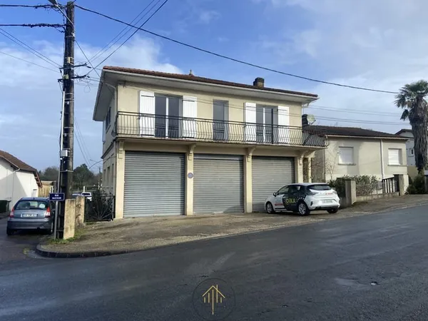 Maison sur trois garages à Chalais