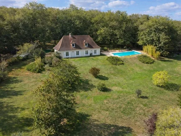 Propriété avec piscine + 1,6 ha clos dont terrain constructible - Cadre nature et vue dégagée