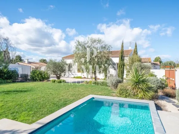 Maison rénovée avec piscine dépendance - Saint Etienne du Grès