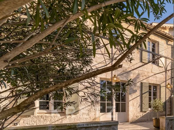 EXCLUSIVITÉ. MAS DE CHARME RÉNOVÉ, 4 CHAMBRES, MAUSSANE-LES-ALPILLES
