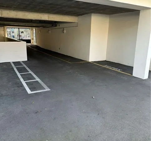 Place de parking couverte et sécurisée