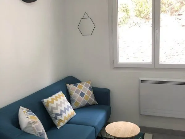 Joli studio meublé refait à neuf avec terrasse