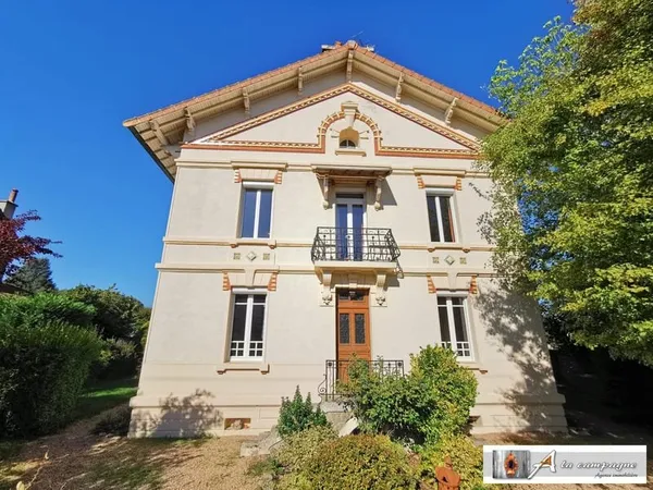 Belle et grande maison bourgeoise, avec terrain, dépendance et
