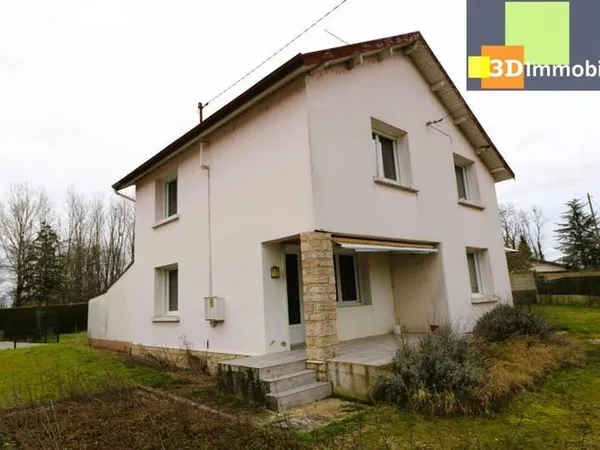 Au centre de Chaussin à vendre agréable maison en bon état de 5 pièces, avec plusieurs dépendances