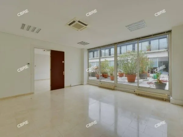 Bureau 730 m²