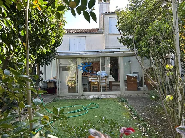 La Rochelle Maison 4 chambres + bureau à rénover avec jardin et garage.