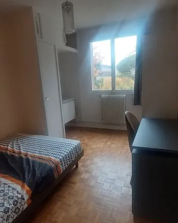 Chambre meublée avec Lavabo individuel - en colocation dans un appart de 5 pcs