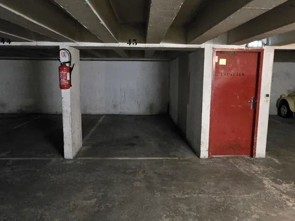 Place parking sécurisée Louis Blanc - proche Gares -citadine