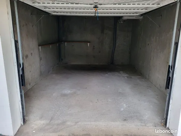 Garage/box fermé 17m2 proche 8 mai Rezé