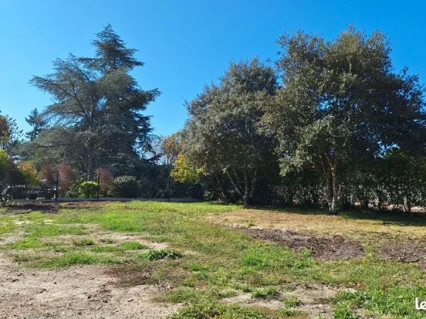 TERRAIN à LÉOGNAN