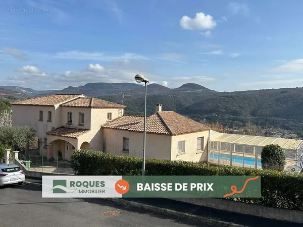 Superbe villa F5, 160 m2 habitables sur 1262 m2 de terrain, vue sur la ville, avec piscine couverte