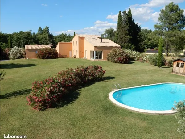 Villa avec logement d'amis et très grand garage, sur un terrain de 2200 m2 constructible