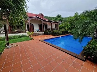 Pure villa Créole plage à pied + 2 bungalow F1 et F3 avec garage et piscine sur 1965 m² de terrain a