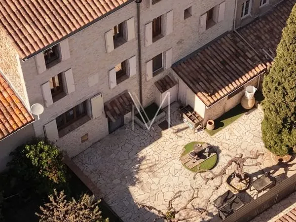 MAISON DE VILLAGE AVEC SON JARDIN PRIVATIF ET 2 APPARTEMENTS